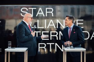 Das Bild zeigt ÖBB-Chef Andreas Matthä und Infrastrukturminister Peter Hanke die gerade das Papier "Zukunft der Schiene" präsentieren.