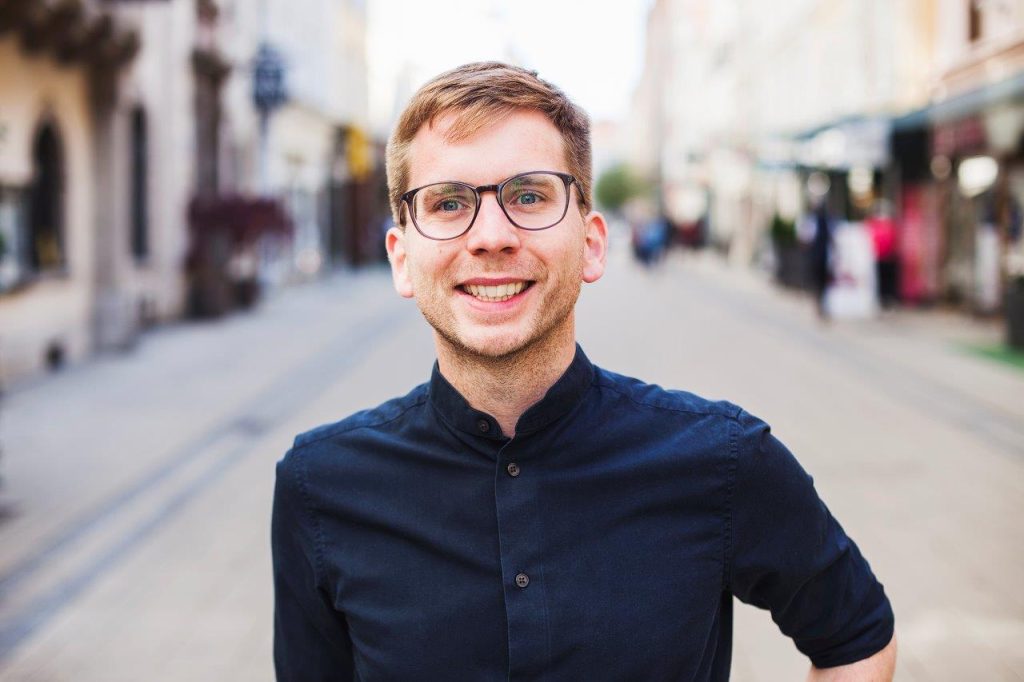 Stadtrat Robert Krotzer (KPÖ) lächelt in die Kamera. Schließlich weiß er, dass er schon bald der zweite kommunistische Bürgermeister von Graz werden kann.