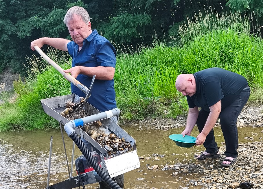 Der Bauleiter Alois Kresse ist zuständig für die A2-Sanierung in Gleisdorf. Eines seiner vielen Hobbys ist das Goldsuchen. (Foto: Fazit)
