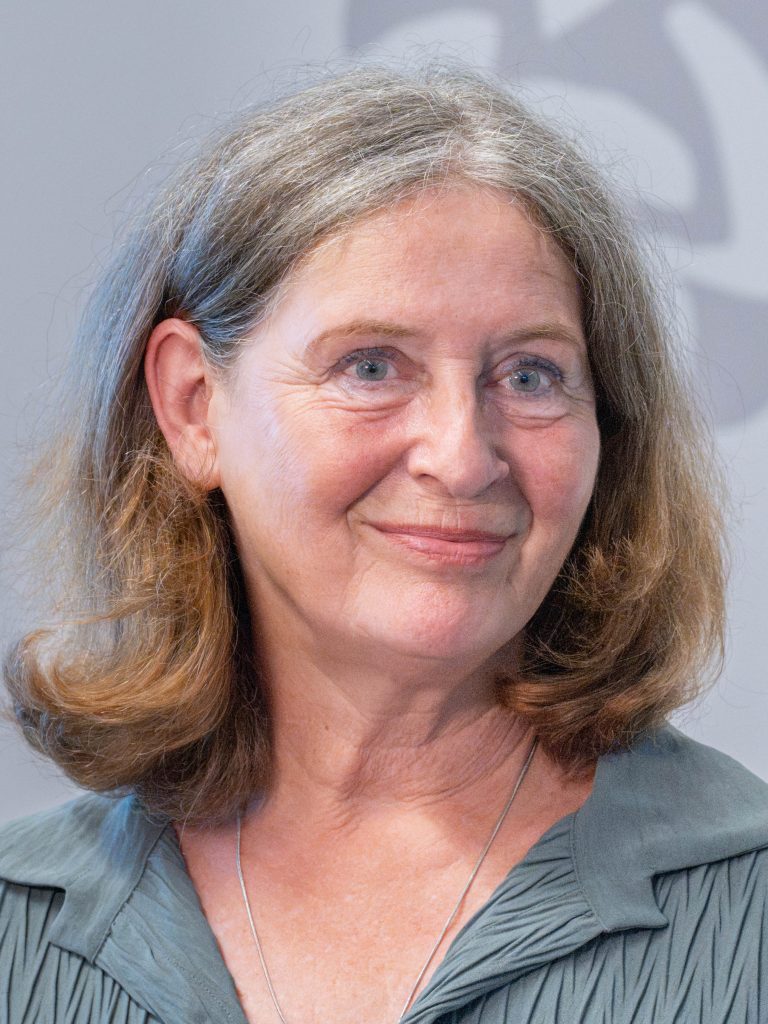 Das Bild zeigt die lächelnde Grazer Bürgermeisterin und Wahlsiegerin Elke Kahr (KPÖ).