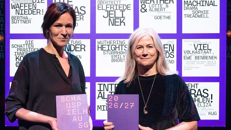 Das Bild zeigt die Chefdramaturgin Anna-Sophia Güther und die Intendantin Andrea Vilter mit den neuen Spielzeitbüchern des Schauspielhaus Graz.