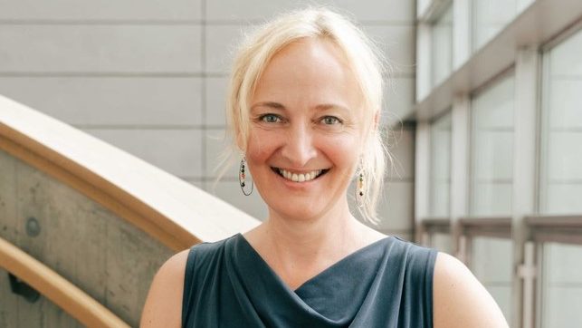 Das Bild zeigt Angela Thaller, die neue Leiterin von Public Relations und Marketing an der FH Joanneum.