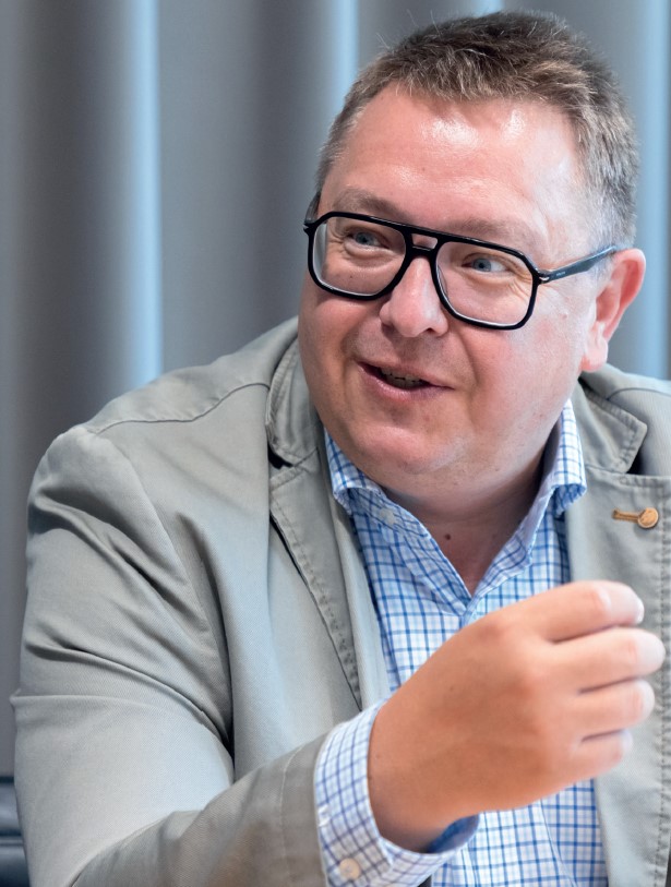 Das Bild zeigt ESTAG-Vorstand martin Graf im Interview mit Fazit.