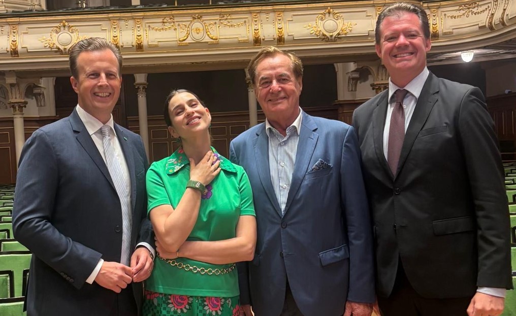 Das Bild zeigt die Sopranistin Asmik Grigorian, Konsul Rudi Roth, Kulturlandesrat Karl-Heinz Kornhäusl und Musikvereins-Intendant Michael Nemeth.