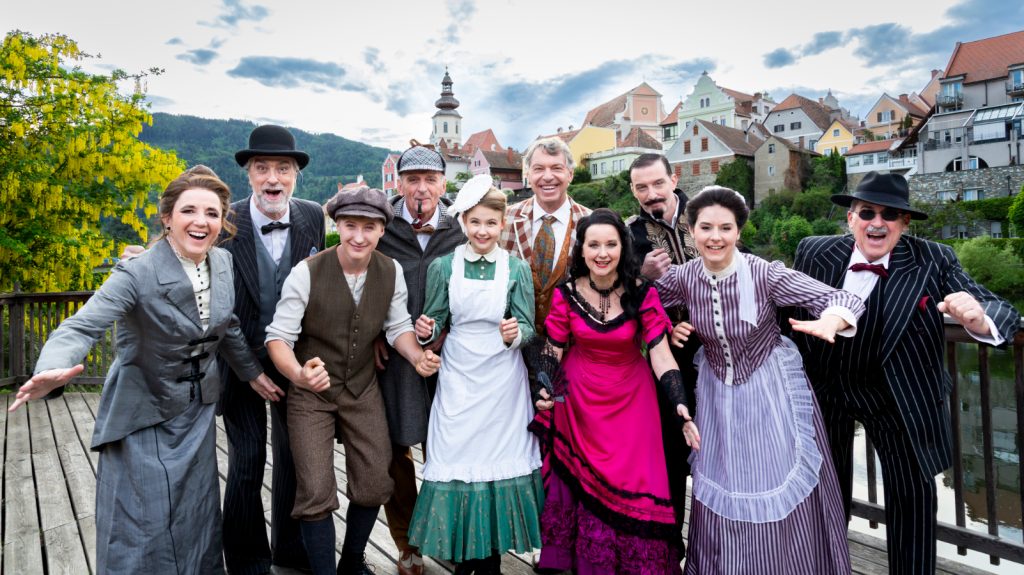 Theater Frohnleiten bringt im Sommer „Sherlock Holmes – Der Fall Moriarty“ auf die Bühne. Die Krimikomödie feiert am Mittwoch, 15. Juli, um 20 Uhr auf der Sommerbühne am Frohnleitner Hauptplatz Premiere.