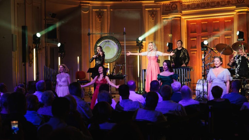 Beim Auftakt musizierten unter anderem Sängerin Saskia Merle, Violinistin Mia Nova, Pianist Pavel Kachnov und Drummer Bernd Lanner. Unter den Gästen waren Landesrätin Claudia Holzer, ÖGK-Vertreter Josef Harb und Sparkassenvorstand Georg Bucher.