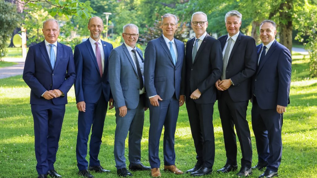 Auf dem übermittelten Foto sind führende Vertreter mehrerer regionaler Versicherungsunternehmen zu sehen: Kurt Weinberger von der Österreichischen Hagelversicherung, Franz Mair von der Tiroler Versicherung, Robert Sturn von der Vorarlberger Landes-Versicherung, GRAWE-Generaldirektor Klaus Scheitegel, Othmar Nagl von der Oberösterreichischen Versicherung, Stefan Jauk von der Niederösterreichischen Versicherung und Jürgen Hartinger von der Kärntner Landesversicherung.
