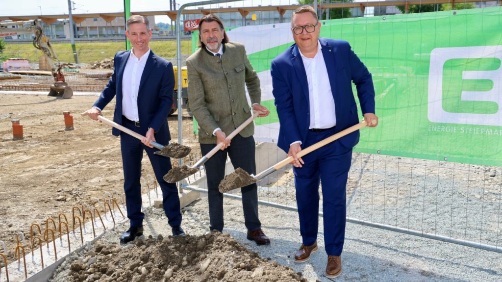 Mit dem offiziellen Spatenstich durch die Vorstandsdirektoren Werner Ressi und Martin Graf sowie Bürgermeirster Josef Wallner startete der Bau eines neuen Biomasseheizwerks sowie die Modernisierung der bestehenden Anlage aus dem Jahr 1993.
