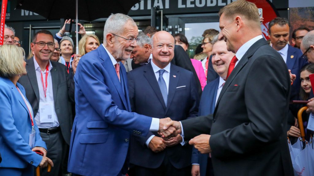 Das Foto zeigt Bundespräsident Alexander Van der Bellen, Bundeskanzler Christian Stocker, Vizekanzler Andreas Babler, LH-Stellvertreterin Manuela Khom und Städtebundpräsident Michael Ludwig.